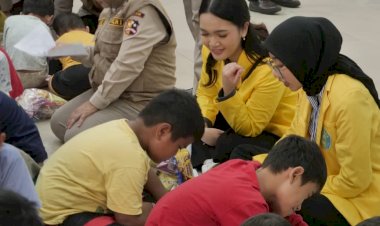 Polri-Bersama-Mahasiswa-Beri-Trauma-Healing-ke-Korban-Banjir-Ciliwung