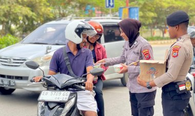 Momen-Bulan-Suci-Ramadhan,-Polisi-Bagi-Takjil-di-Labuan-Bajo