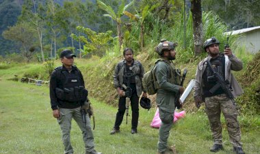 Polri-Lakukan-Olah-TKP-Penyerangan-Terhadap-Guru-dan-Tenaga-Kesehatan-di-Yahukimo-oleh-KKB