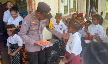 Polisi-Menyapa-Pelosok-di-Hardiknas,-Buku-Jadi-Jembatan-Harapan