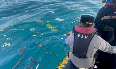 Kapolres-Mabar-Turun-Langsung-Pungut-Sampah-di-Perairan-Labuan-Bajo