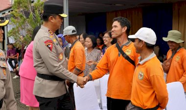 Sambut-Hari-Bhayangkara-ke-79,-Kapolda-Kalteng-Pimpin-Bakti-Kesehatan-dan-Serahkan-Bansos-untuk-Petani-di-Gunung-Mas