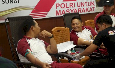 Kapolda-NTT-Donorkan-Darah-dalam-Bakti-Kesehatan-HUT-Bhayangkara-ke-79-di-Mapolda-NTT