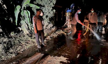 Polri-Hadir-untuk-Masyarakat:-Polres-Flotim-Tangani-Erupsi-Gunung-Lewotobi-dengan-Sigap