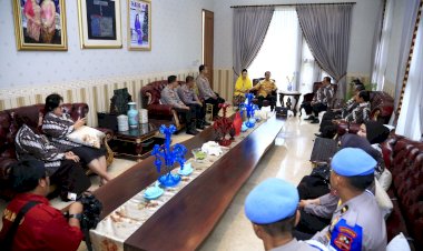 Anjangsana-HUT-Bhayangkara-ke-79,-Tim-Polri-Sambangi-Kediaman-Jenderal-(Purn)-Sutarman