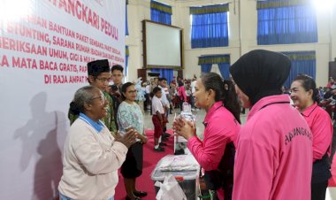 Kunjungi-Raja-Ampat,-Ketum-Bhayangkari-Ny.-Juliati-Sigit-Prabowo-Salurkan-Sembako-hingga-Gelar-Khitanan-Massal