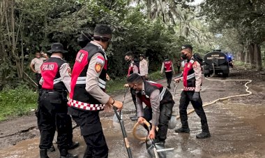 Polri-untuk-Masyarakat,-Gerak-Cepat-Polda-NTT-Bersihkan-Lokasi-Terdampak-Erupsi-Gunung-Lewotobi-Laki