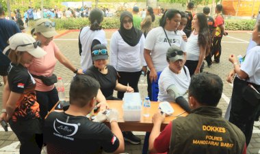 Jelang-Hari-Bhayangkara-Ke-79,-Polisi-Berikan-Pelayanan-Kesehatan,-SIM-dan-SKCK-di-CFD-Labuan-Bajo