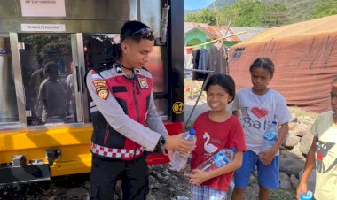 Polri-untuk-Masyarakat:-Polda-NTT-Distribusikan-Air-Bersih-ke-Posko-Pengungsian-Erupsi-Gunung-Lewotobi