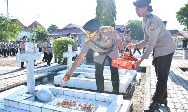 Ziarah-di-Taman-Makam-Pahlawan,-Kapolda-NTT-Pimpin-Upacara-dalam-Rangka-HUT-Bhayangkara-ke-79