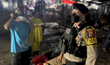 Dampak-Abu-Vulkanik-Gunung-Lewotobi-Laki-Laki,-Polisi-Bagikan-Masker-di-Labuan-Bajo