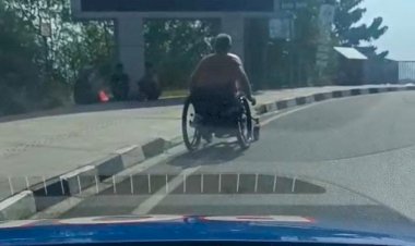 Demi-Kemanusiaan,-Polisi-Bantu-Bule-Pakai-Kursi-Roda-Nikmati-Keindahan-Labuan-Bajo