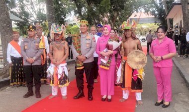 Prosesi-Adat-Manggarai-dan-Tarian-Caci-Warnai-Kunjungan-Kerja-Kapolda-NTT-di-Labuan-Bajo