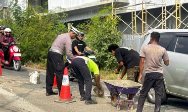 Utamakan-Keselamatan,-Satlantas-Polres-Mabar-Perbaiki-Jalan-Berlubang-di-Labuan-Bajo