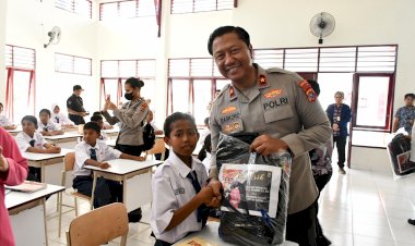 Kapolda-NTT-Nyalakan-Semangat-Belajar-100-Siswa-SRM-19-Naibonat,-Wujudkan-Visi-Prabowo-untuk-Pendidikan-Indonesia-Unggul