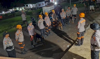 Tim-K9-yang-Dikerahkan-oleh--Kapolda-NTT-Telah-Tiba-di-Kecamatan-Mauponggo,-Kabupaten-Nagekeo-untuk-Membantu-Pencarian-Korban-yang-Hilang-Akibat-Banjir-Bandang