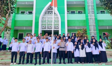 Pimpin-Upacara-Bendera-di-MTs-Negeri-2-Mabar,-Kasat-Binmas-Minta-Jauhi-Pelanggaran-Hukum