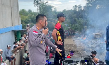Dipimpin-Kapolres,-Personil-Polres-Mabar-Bantu-Padamkan-Kebakaran-Puluhan-Rumah-di-Labuan-Bajo