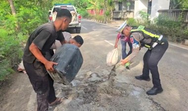 Respon-Keluhan-Masyarakat,-Polantas-di-Labuan-Bajo-Gercap-Perbaiki-Jalan-Berlubang