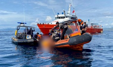 Polisi-Bersama-Tim-SAR-Gabungan-Kembali-Temukan-Jenazah-Diduga-Korban-KM.-Putri-Sakinah