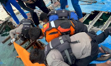 Polisi-Bersama-Tim-SAR-Gabungan-Konfirmasi-Penemuan-Satu-Lagi-Jenazah-di-Bangkai-KM-Putri-Sakinah