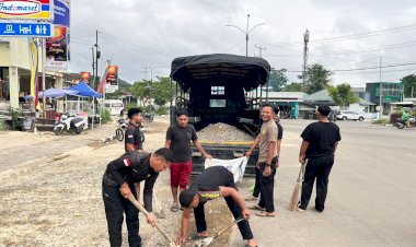 Cegah-Kecelakaan,-Polisi-Bersihkan-Material-Pasir-dan-Kerikil-di-Badan-Jalan