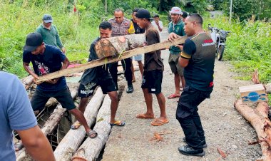 Aksi-Simpatik,-Anggota-Polsek-Lembor-Tambal-Deker-Jebol-Dengan-Balok-Kayu