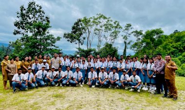 Polsek-Lembor-Gelar-Sosialisasi-Bahaya-Bullying-dan-Keselamatan-Lalu-Lintas-di-SMPN-6-Welak