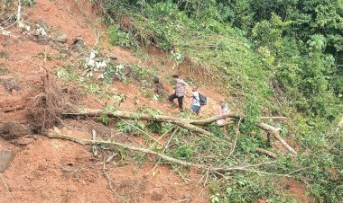 Tertutup-Longsor,-Polisi-Bersama-Dinas-PU-Sigap-Buka-Akses-Transportasi-Untuk-Masyarakat