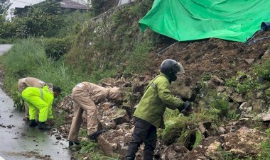 Hujan-Dini-Hari-Picu-Longsor-di-Desa-Pangga,-Polisi-Gerak-Cepat-Bersihkan-Material-Longsor