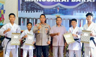 Apresiasi-Prestasi-Atlet-Muda,-Kapolres-Manggarai-Barat-Serahkan-Ijazah-DAN-I-Inkanas