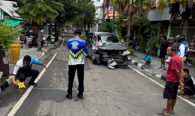 Diduga-Mabuk-dan-Kurangnya-Lampu-Indikator-Belakang,-Innova-Hantam-Truk-Sampah-di-Pasar-Lama-Labuan-Bajo