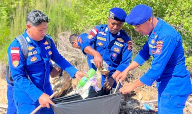 Menindaklanjuti-Arahan-Presiden-RI,-Polisi-menggelar-Aksi-Bersih-Sampah-di-Labuan-Bajo