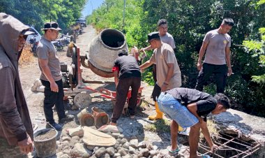 Sinergi-TNI-Polri-dan-Warga-Rohak-Perbaiki-Limpasan-Wae-Kaca-yang-Terkikis-Banjir