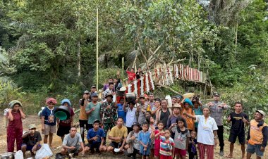 Meniti-Asa-di-Atas-Wae-Songkang:-Kala-Polisi-Hadir-Lewat-Jembatan-Merah-Putih