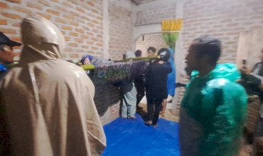 Polisi-Bersama-Masyarakat-Evakuasi-Korban-Hanyut-di-Sungai-Wae-Damar