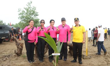 Momentum-HUT-ke-23-Manggarai-Barat:-Polres-Mabar-Turut-Bersihkan-Lingkungan-dan-Tanam-Pohon