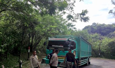 Truk-Ekspedisi-Mogok-di-Tanjakan-Wae-Nengke,-Polisi-Berlakukan-Sistem-Buka-Tutup