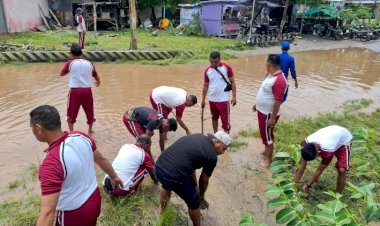Ditpolairud-Polda-NTT-Turun-Tangan-Bantu-Warga-Desa-Bolok-Bersihkan-Rumah-Usai-Banjir