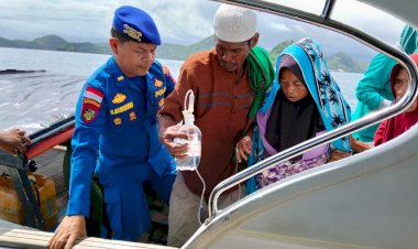 Perjuangan-di-Balik-Deru-Gelombang:-Polisi-Evakuasi-Ibu-Hamil-Kembar-di-Perairan-Komodo