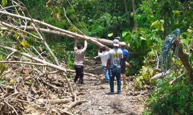 Aksi-Nyata-Bhabinkamtibmas-Bersama-Warga-Perbaiki-Akses-Jalan-yang-Terputus