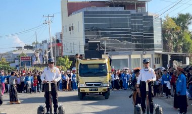 Wujud-Kepedulian-Ekologis,-Polres-Manggarai-Barat-Kawal-Prosesi-Jalan-Salib-Menggunakan-Kendaraan-Listrik