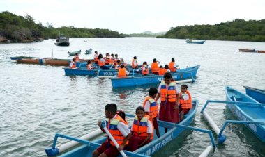 Kapolda-NTT-Serahkan-Perahu-dan-Sembako-untuk-Anak-Pesisir-di-Landu-Leko