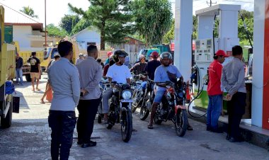 Pantau-Stok-BBM-Pasca-Kenaikan-Pertamina-Dex,-Kapolsek-Lembor-Pimpin-Patroli-di-SPBU
