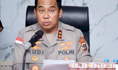 Berhasil-Ungkap-Kasus-11-Juta-Rokok-Ilegal-di-Perbatasan,-Kapolda-NTT-Beri-Penghargaan-kepada-Personel-Polri-dan-Bea-Cukai
