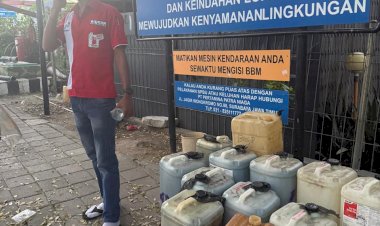 Respon-Keluhan-Masyarakat,-Polisi-Sidak-Antrean-Jerigen-di-SPBU-Kampung-Tengah
