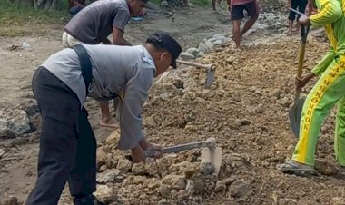 Perbaiki-Jalan-Kampung,-Bhabinkamtibmas-Bahu-Membahu-Bersama-Warga-di-Kampung-Lenteng