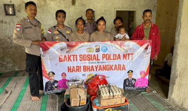 Menembus-Jalan-Rusak-Pelosok-NTT,-Polsek-Kuwus-Salurkan-Bantuan-bagi-Lansia-Korban-Kebakaran