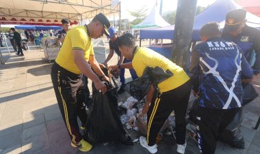 Sambut-Hari-Bhayangkara-ke-80:-Polres-Mabar-Bersama-TNI-dan-Pemda-Bersihkan-Sampah-di-Labuan-Bajo
