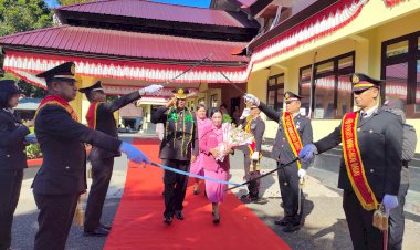 Tuntas-Mengawal-Labuan-Bajo:-Kompol-Wayan-Dilepas-dengan-Tradisi-Pedang-Pora